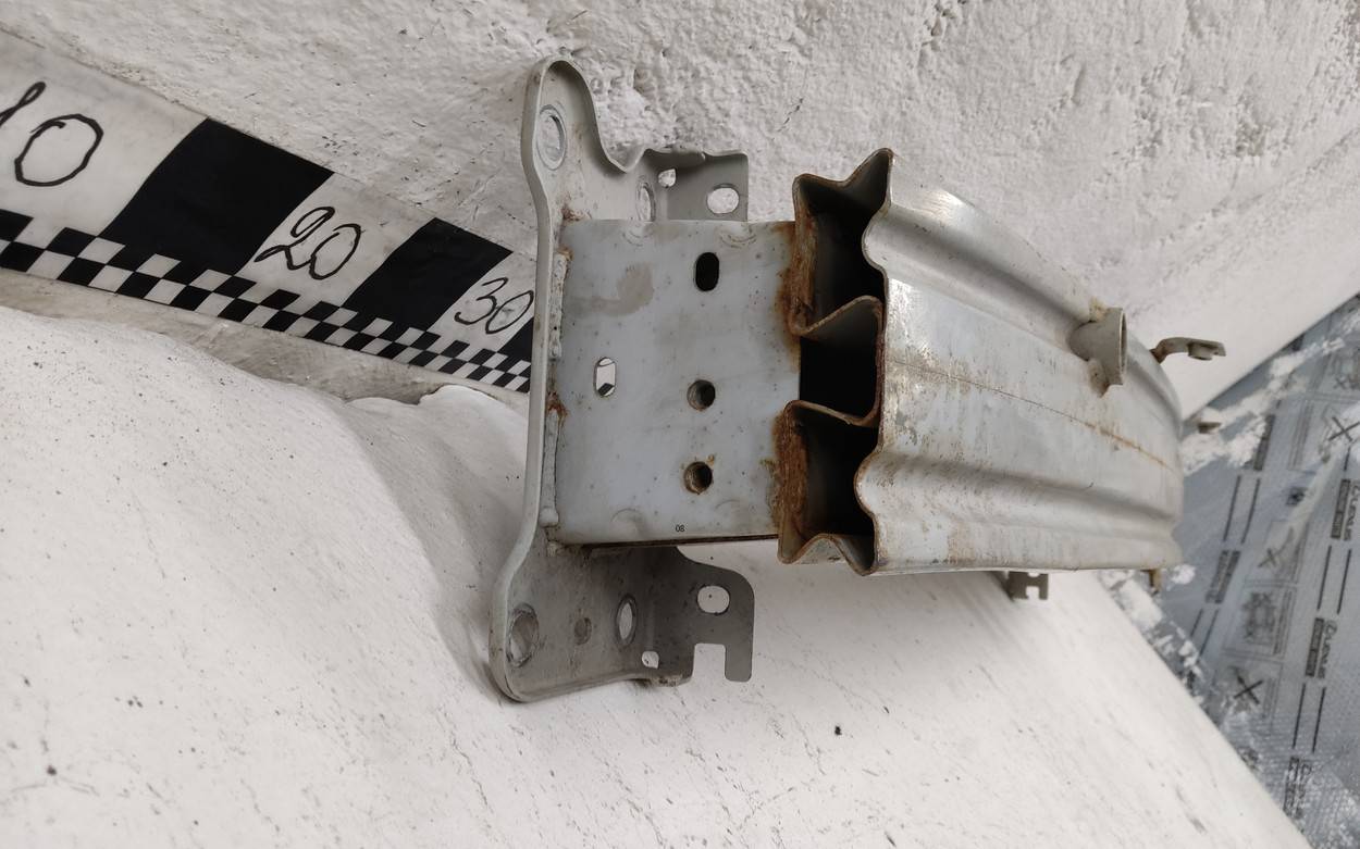 Усилитель переднего бампера