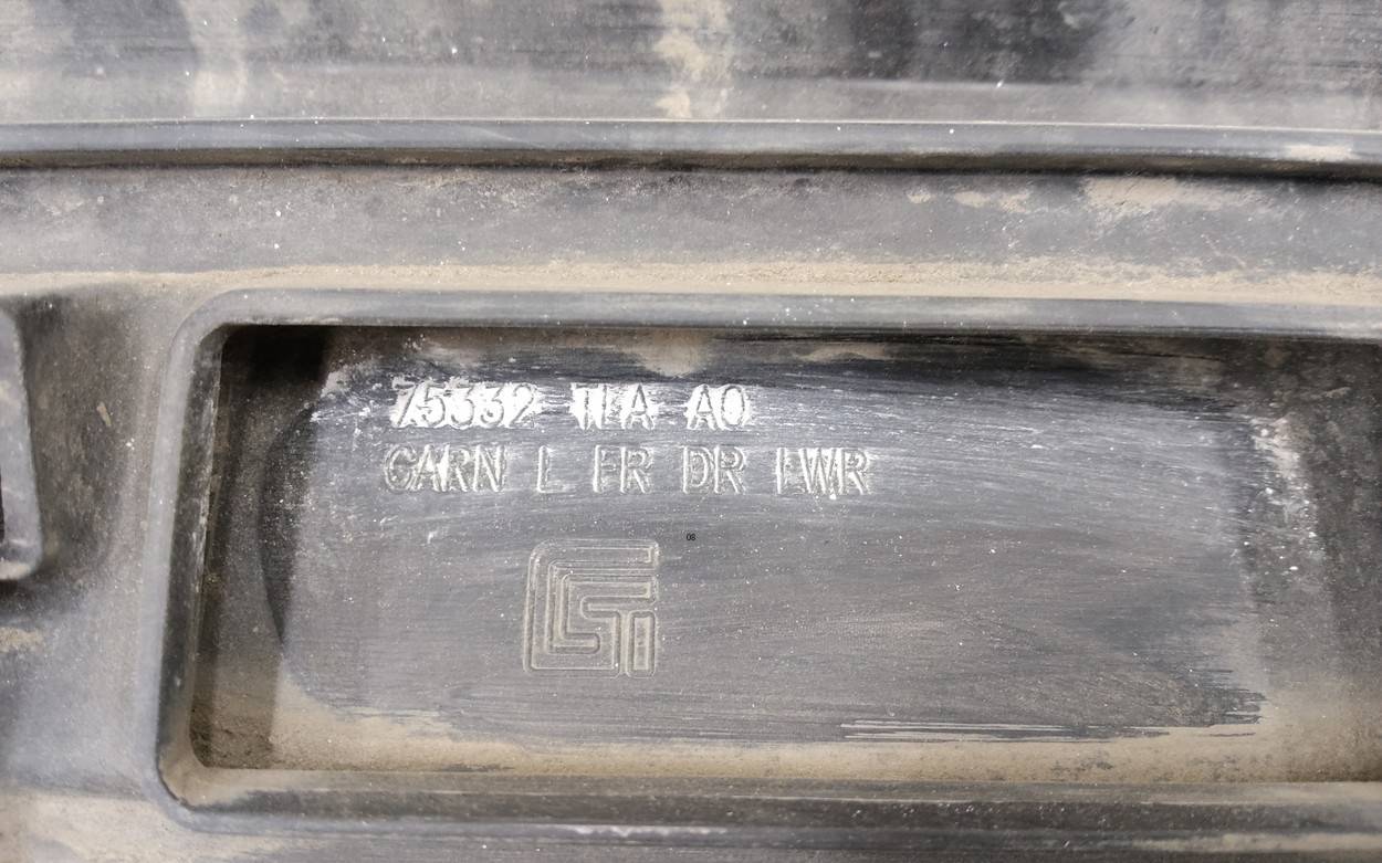 Накладка двери передней левой