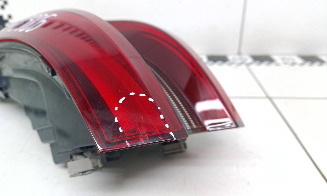 Фонарь задний наружный правый