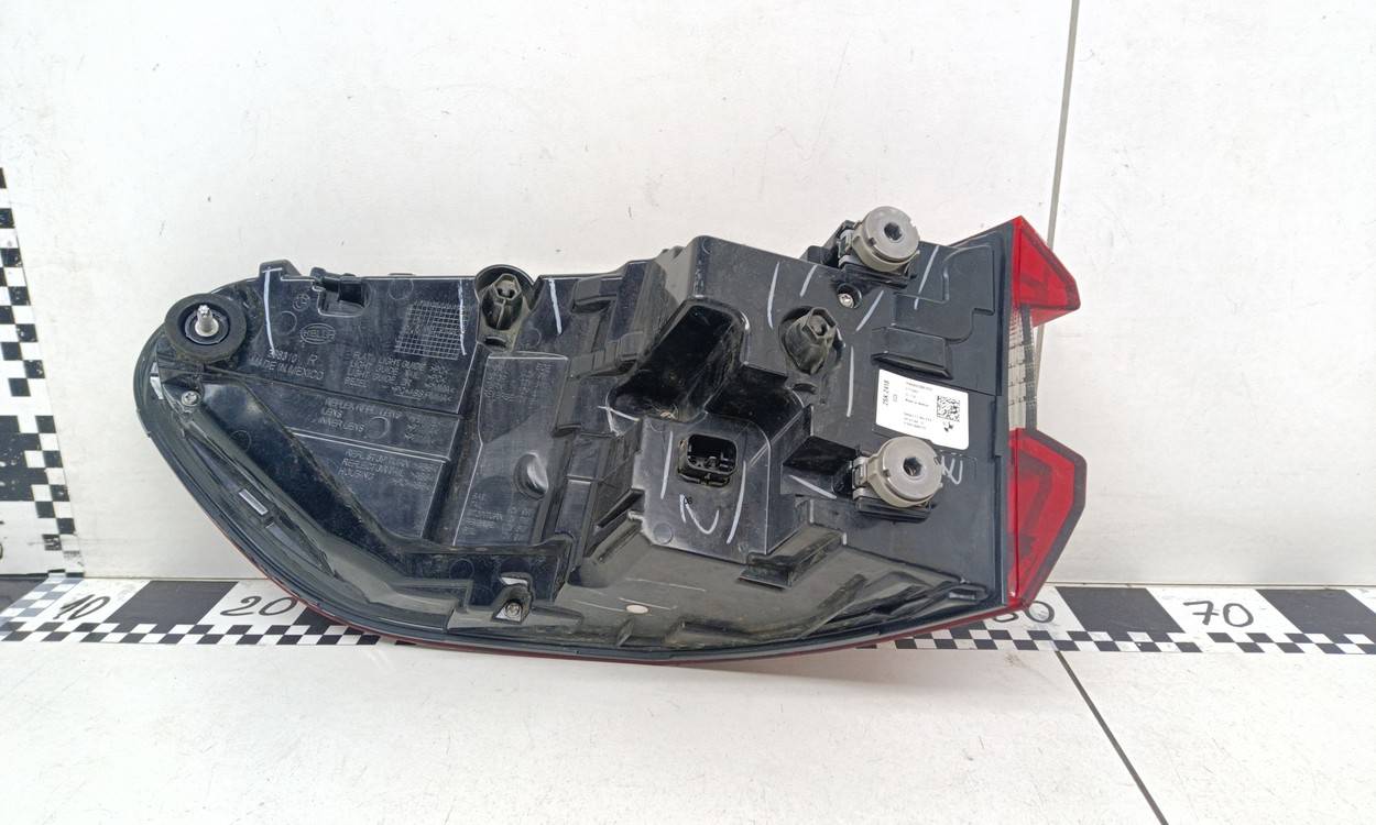 Фонарь задний наружный правый