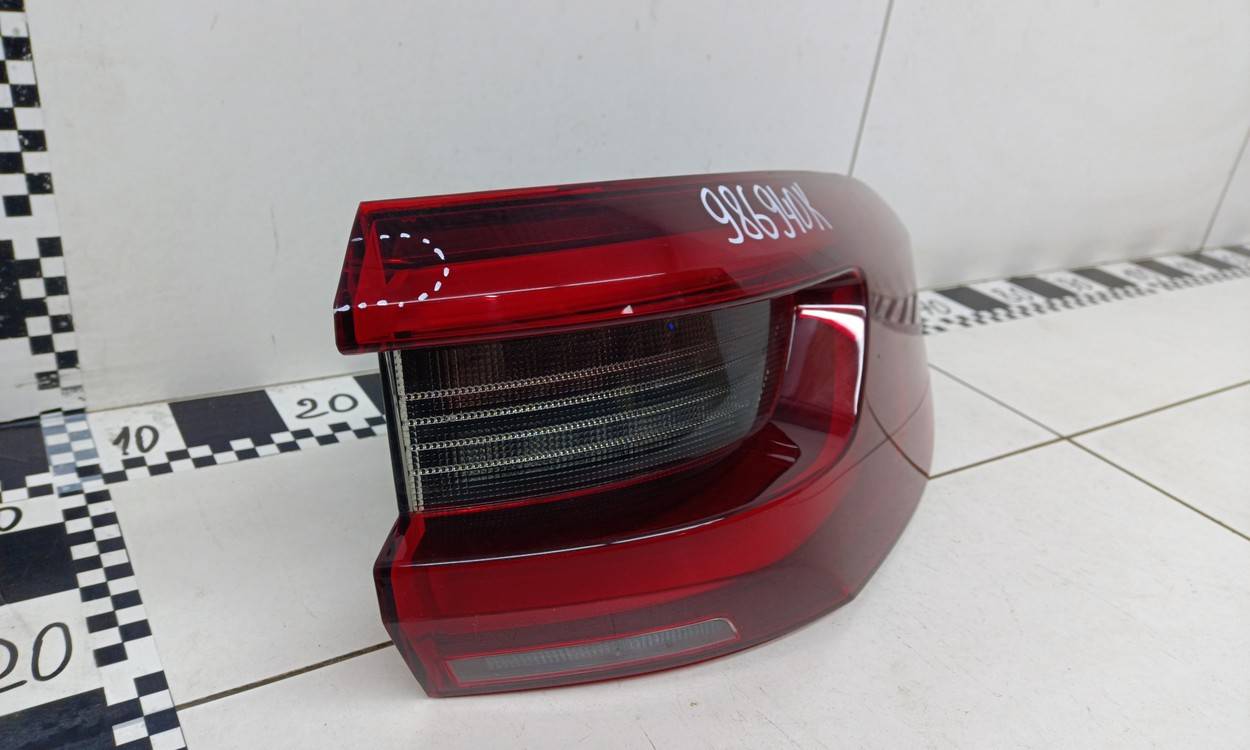 Фонарь задний наружный правый