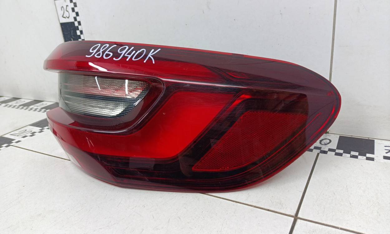 Фонарь задний наружный правый