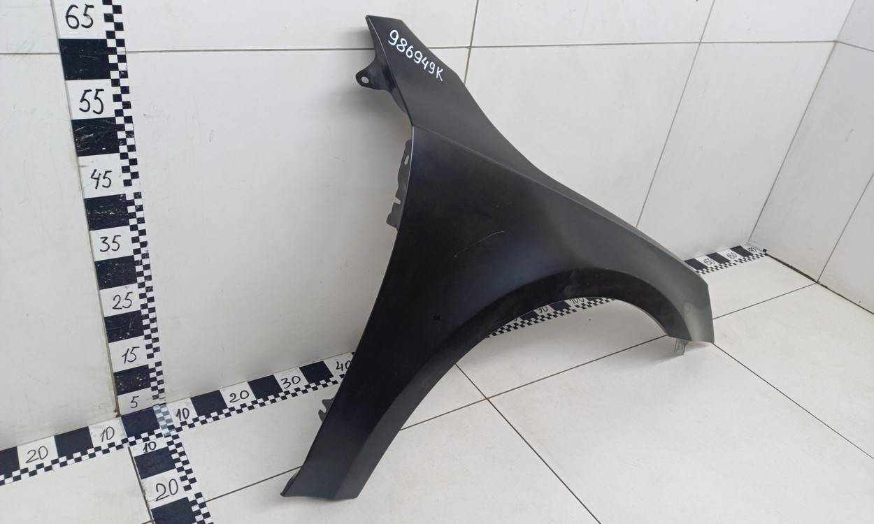 Крыло переднее правое