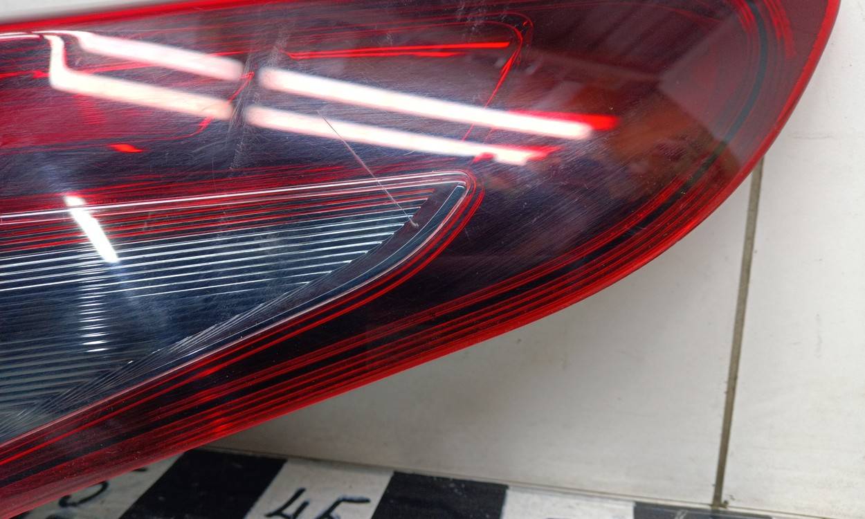 Фонарь задний наружный правый