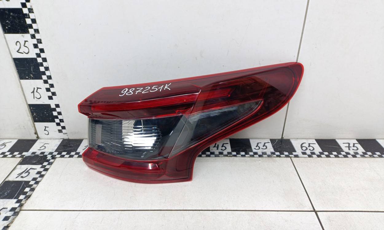 Фонарь задний наружный правый