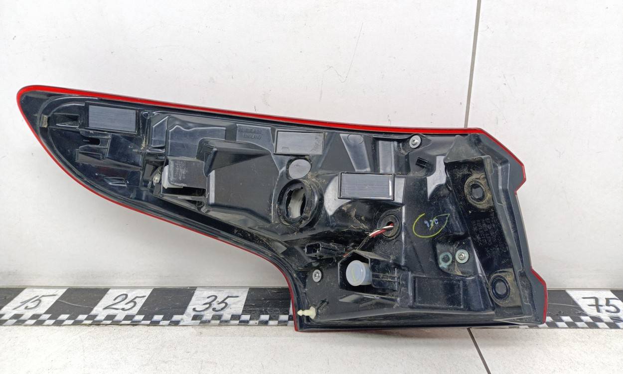 Фонарь задний наружный правый