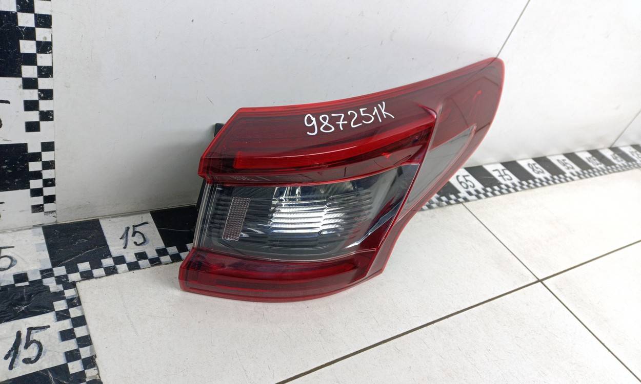 Фонарь задний наружный правый