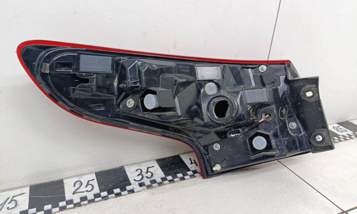 Фонарь задний наружный правый