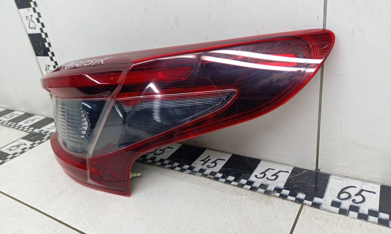 Фонарь задний наружный правый