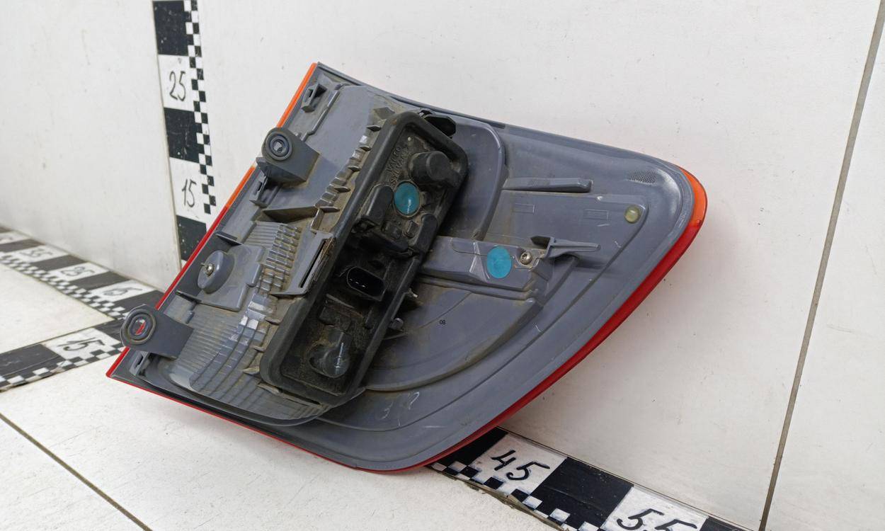 Фонарь задний наружный левый