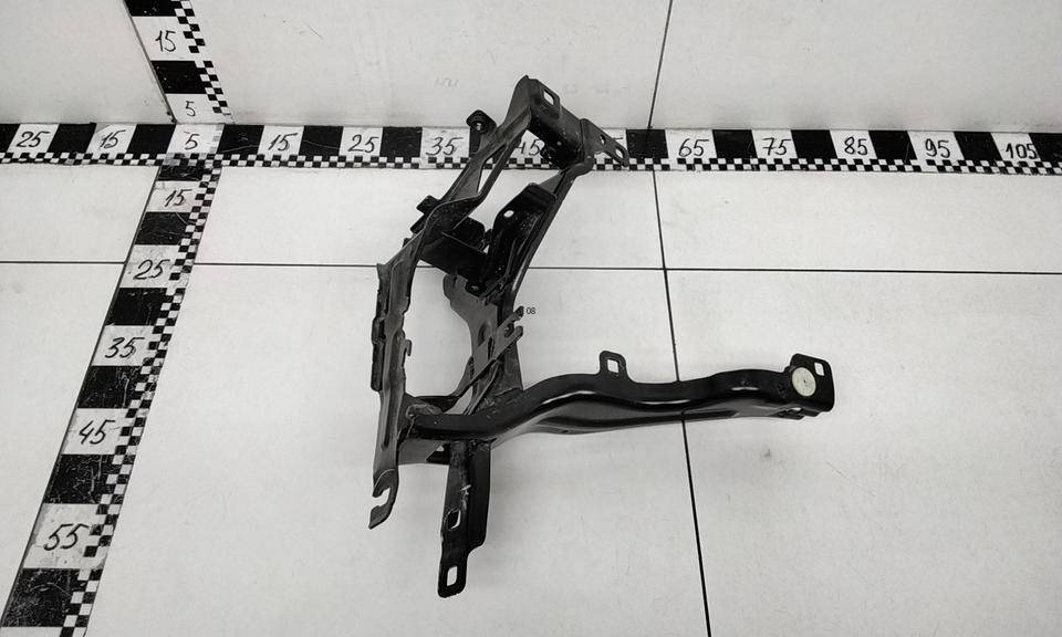 Кронштейн фар правый