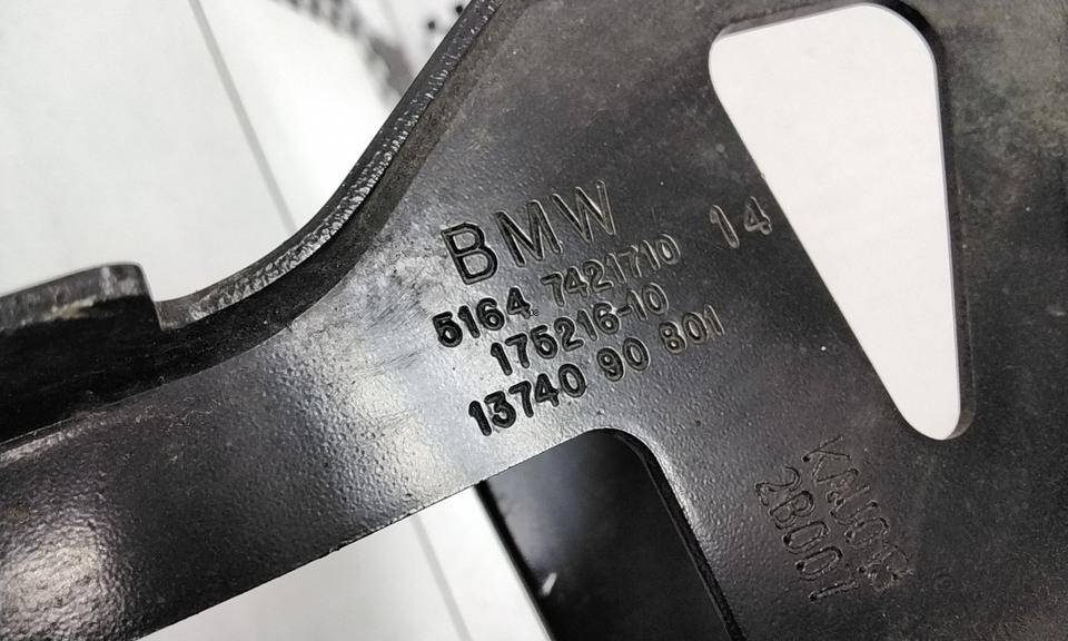 Кронштейн фар правый