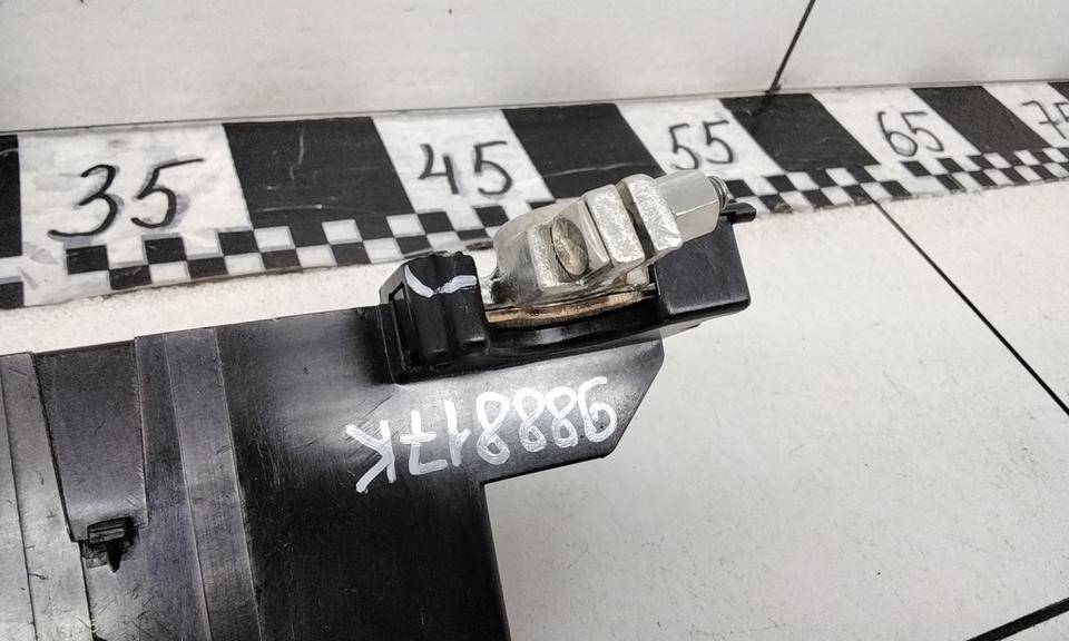 Клемма аккумулятора +