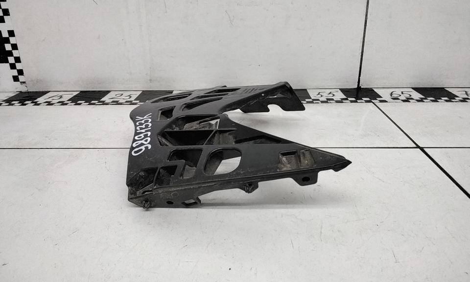 Кронштейн переднего бампера правый