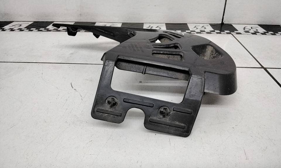 Кронштейн переднего бампера правый