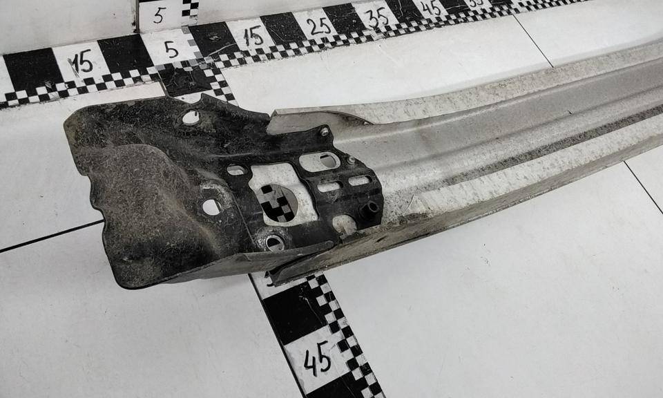 Усилитель переднего бампера