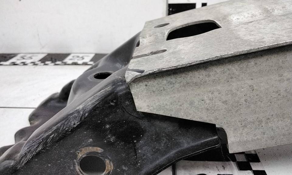 Усилитель переднего бампера