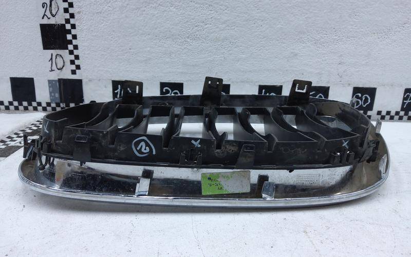 Решетка радиатора правая