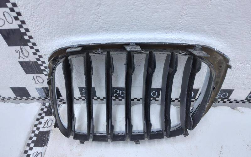 Решетка радиатора правая