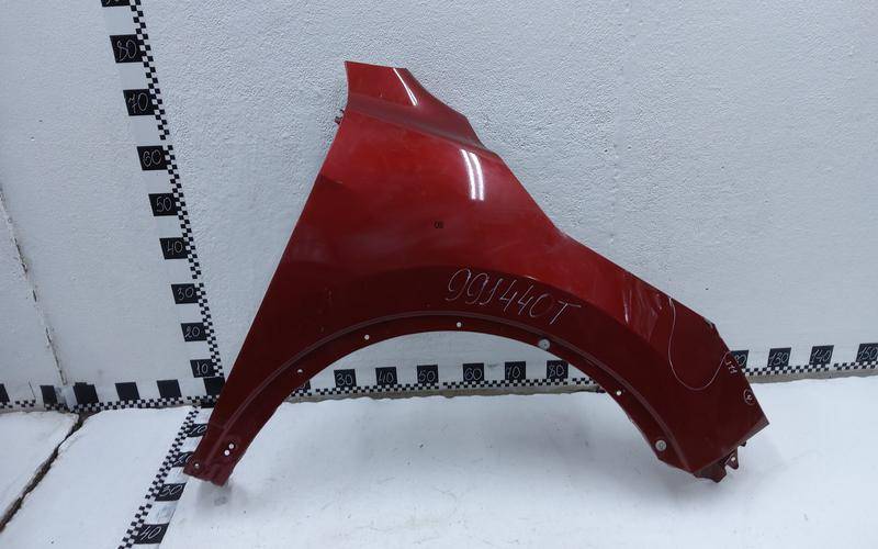 Крыло переднее правое