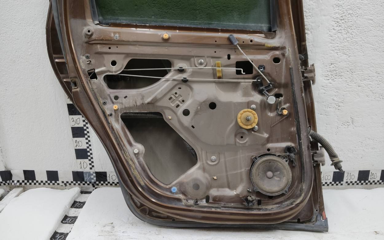 Дверь задняя левая