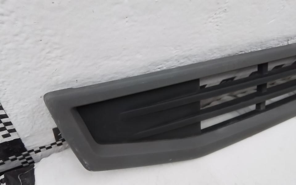 Накладка решётки радиатора верхняя Volvo FH 4